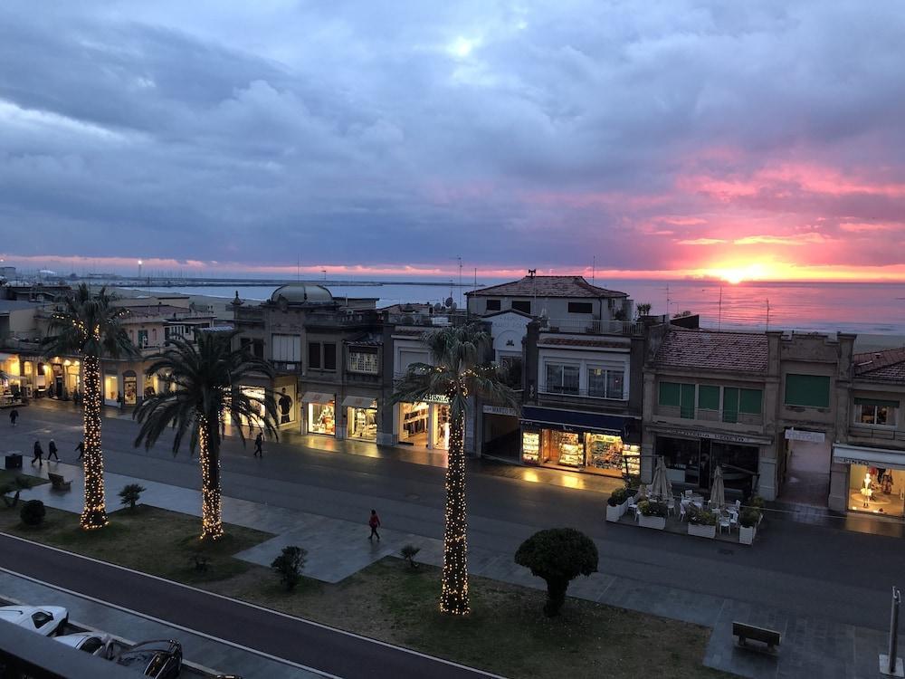 Hotel Bella Riviera Lungomare Viareggio Exterior photo
